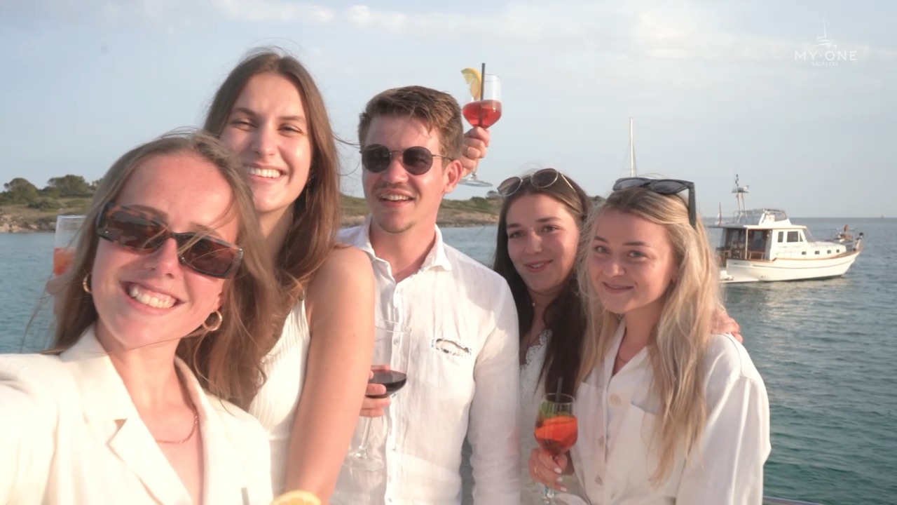 Grupo con bebidas a bordo de la MY·ONE