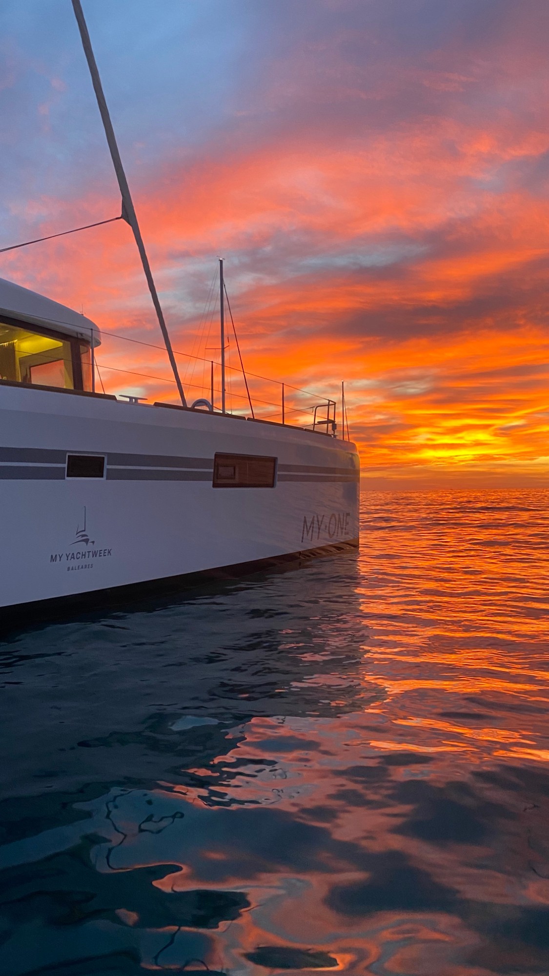 Yacht von MY YACHTWEEK im Abendrot