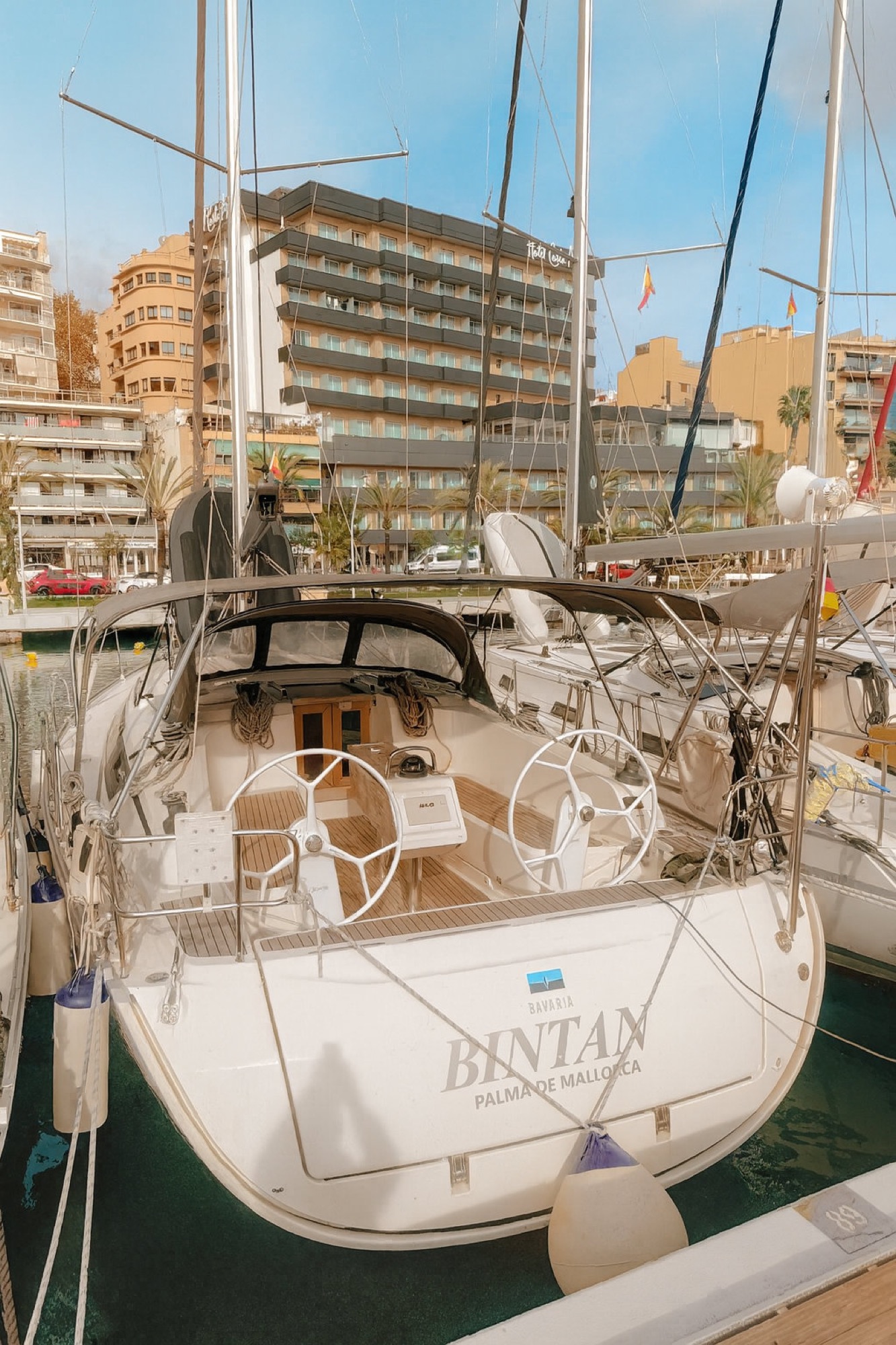 Bintan au port de Palma, poupe avec son nom